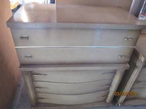 lot 62 image: Vintage Bedroom Dresser Set with Mirror