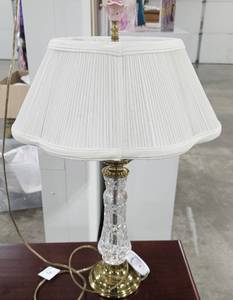 lot 17 image: Ethan Allen Cut Glass & Brass Table Lamp 22T