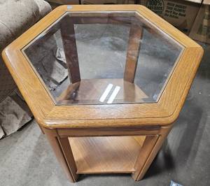 lot 26 image: Octagon Beveled Glass Top End Table Oak