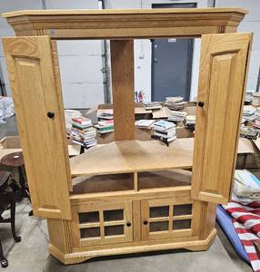 lot 32 image: Oak Entertainment Cabinet - 52W x 61T