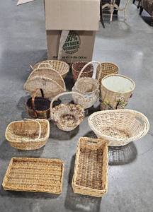 lot 44 image: Lot of Small & Medium Size Baskets & 1 Wicker Waste Basket w Floral Design