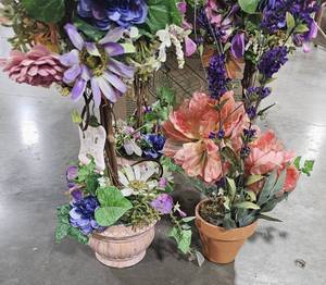 lot 46 image: Lot of Artificial Flowers in Various Sizes and Colors