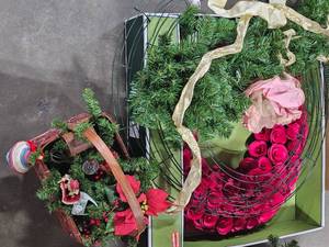 lot 52 image: Lot of Various Christmas Decor - Inc Wreath & Small Christmas Tree