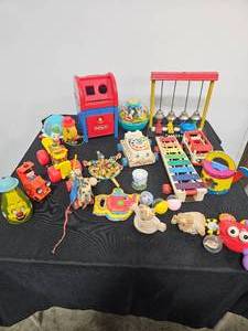 lot 225 image: VTG Wooden and Plastic Toys - Playskool, Pull Along Toys, Wind Up Toys