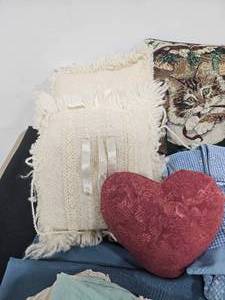 lot 250 image: VTG Throw Pillows - Various Themes and Sizes, VTG BlanketsSheets