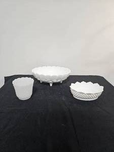 lot 262 image: VTG Fenton Milk Glass - Scalloped Edge Large Oval Bowl, Large Oval Fruit Bowl, Scalloped Edge Planter