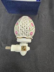 lot 265 image: Sorelle Porcelain Floral Pattern Night Light in Original Box