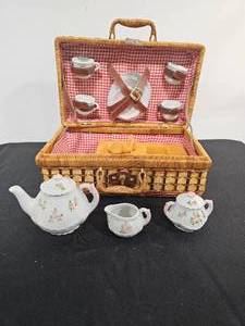 lot 193 image: Andrea By Sadek Floral Pattern Tea Set - Set of 4 with 1 Tea Pot, 1 Creamer and 1 Sugar Pot. Both hinges are broken on basket.
