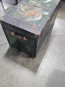 lot 292 image: VTG Green & Black Trunk w Broken Lock Made by Excelsior