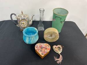 lot 206 image: Home Decor - Tea Pot Clock, Tan Clock, VasesPlanters, Heart Decor