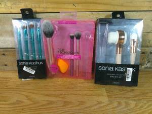 lot 536 image: Set of 3 Make-Up Brush Kits, 2 Missing 1 Brush