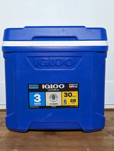 lot 319 image: Igloo Latitude 30qt Cooler - Light weight