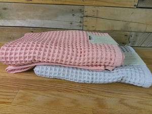 lot 622 image: Set of 2 Waffle Bath Towel - Casaluna-Gray and Pink-Bath Towel