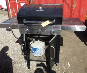 Charbroil grill with propane tank