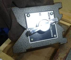 2 magnetic v-blocks