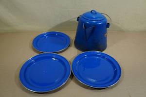 Kettle with 3 Camping Plates