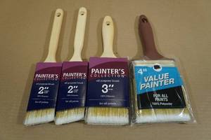 lot 10 image: 4 Assorted Sized Paint Brushes