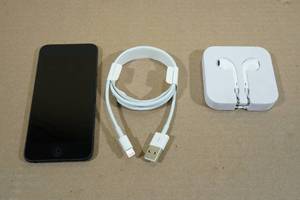lot 29 image: Apple iPod Touch 7th Generation 32GB