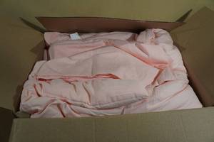 lot 110 image: California King Comforter with 2 Pillowcases -Pink