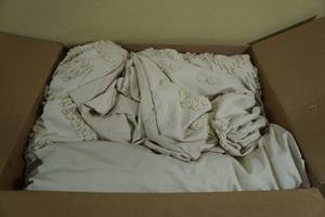 lot 114 image: Queen Comforter with 2 Pillowcases -Beige