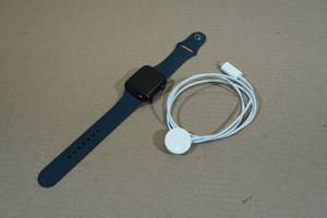 lot 125 image: Apple Watch SE 44mm Aluminum Case Smart Watch