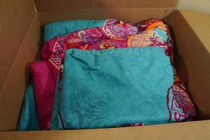 lot 145 image: Queen Comforter with 2 Pillowcases