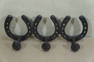 lot 160 image: Cast Iron Horse Shoe Coat Rack
