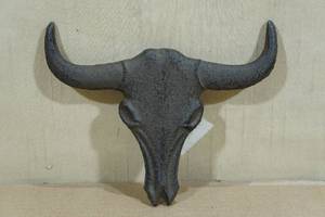 lot 162 image: Cast Iron Bull Skull