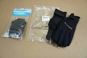 lot 190 image: Xuker Medium Dive Gloves with Cressi Small Fin Socks