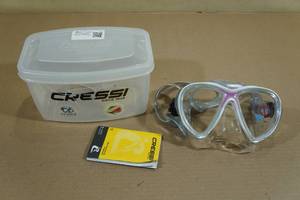 lot 193 image: Cressi Big Eyes Evolution Dive Mask -ClearPink