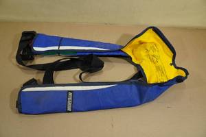 lot 200 image: Stearns Adult Universal Inflatable PFD