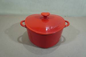 lot 208 image: Olive & Thyme Heart Shaped Enamel 2-Quart Cast Iron Dutch Oven