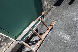 lot 20C image: Keller 28 Aluminum Extension Ladder