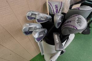 lot 33E image: NEW Ultra Ladies Golf Club Set in Carry Bag