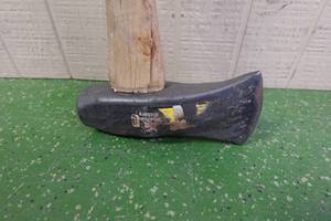 lot 20F image: 8lb Spiltting Maul with Hickory Handle