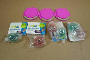 lot 218 image: 4 2-Packs Turbo Twinkle Balls for Cat with 3 Can Covers