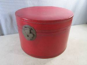 lot 33 image: (D-3) Vintage Round Hinged Top Box with Latch Hat Box 14 34 W x 9 34 H
