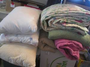 lot 65 image: (CS) Comforter, 3 Blankets and 3 Pillows