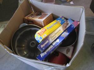 lot 75 image: (EC1) Big Box Full of Assorted Kitchen Items Accessories Supplies