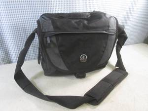 lot 89 image: (F-0) Tamrac Multi Pocket CarryShoulder Bag