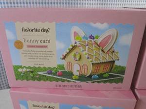 lot 230 image: (D-2) 4 Bunny Ears Cookies House Kits Past Date