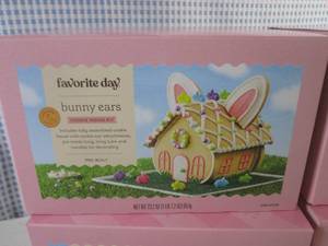 lot 231 image: (D-2) 4 Bunny Ears Cookies House Kits Past Date