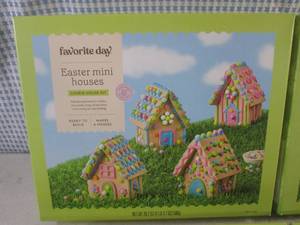 lot 232 image: (F-0) 4 Easter Mini Houses Cookie House Kits Past Date