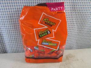 lot 277 image: (B-3) Party Pack Size Bag of Snack Size Assorted Reeses Candy 32.06oz Past Date