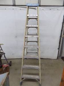 lot 2 image: 7 Fiberglass Step Ladder.