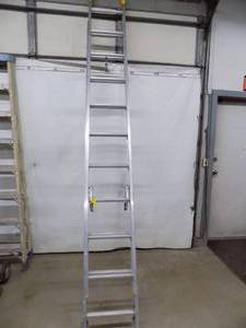 lot 3 image: 20 Keller aluminum extension ladder.