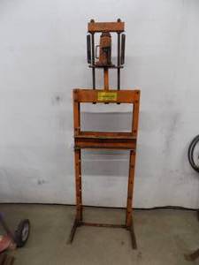 lot 12 image: 12 Ton Shop Press