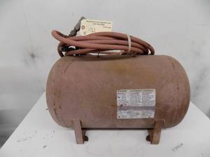 lot 21 image: Air tank & hose