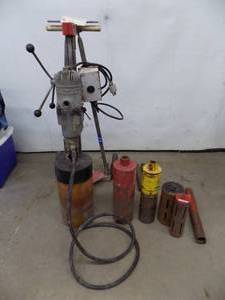 lot 32 image: Milwaukee #4114 Vac - U - Rig, Hole Drill Rig 10  8 - 5 - 3 - 2 Bits - 3 Extensions
