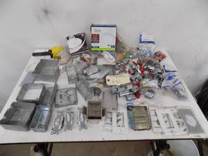 lot 52 image: Mixed lot of electrical items